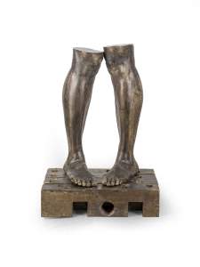 If i ran away is a bronze sculpture of two bare legs cut off above the knee, with knees and toes pointed inwards, standing on a plinth assemblage.
