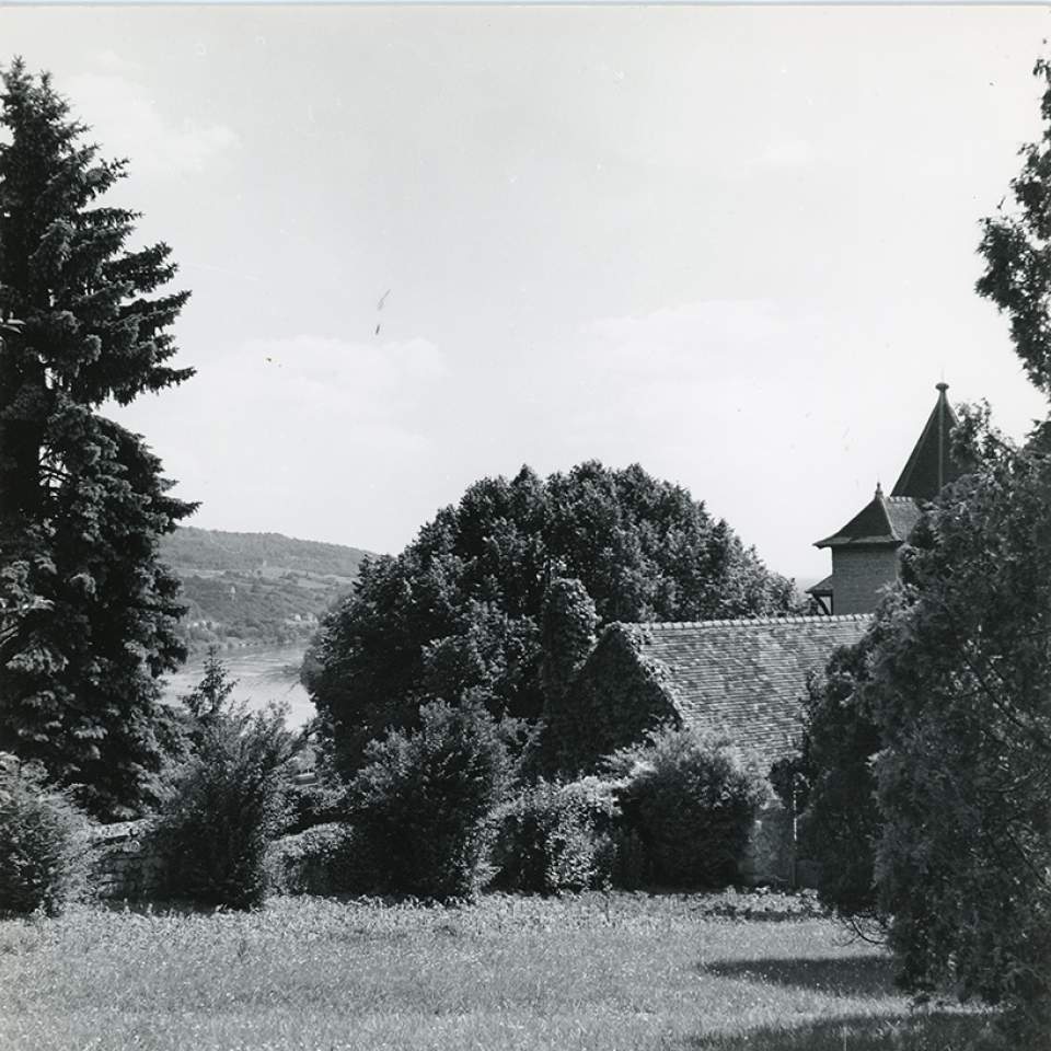 La Tour, propriété de Joan Mitchell à Vétheuil en 1967, avec jardin et Seine